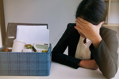 商业妇女调动办公室在包装纸箱图片