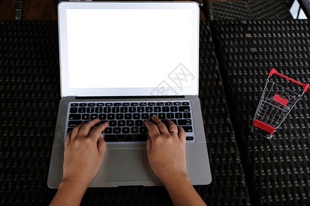 商业妇女使用笔记本电脑在线操作手持键盘的笔记本电脑图片