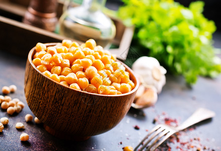 碗里和桌上的鸡豆图片素材