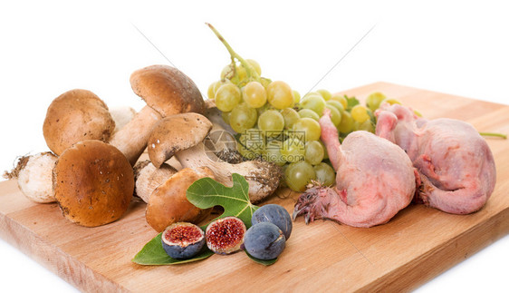 白色背景面前的水果和肉图片