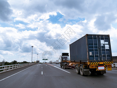 公路上后勤集装箱卡车图片