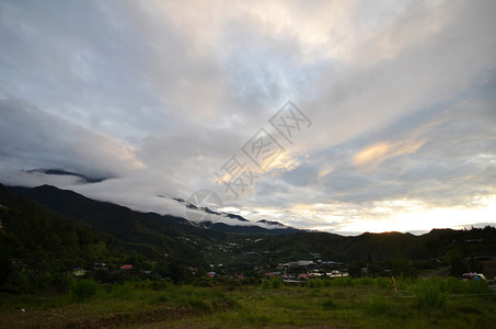 基纳巴卢山是婆罗洲和克罗山脉的最高峰是马来群岛的最高山峰图片