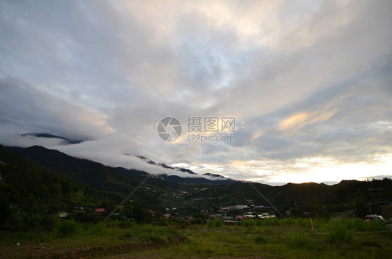 基纳巴卢山是婆罗洲和克罗山脉的最高峰是马来群岛的最高山峰图片