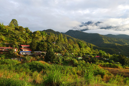 基纳巴卢山是婆罗洲和克罗山脉的最高峰是马来群岛的最高山峰图片