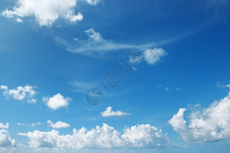 美丽的白云对着蓝天图片