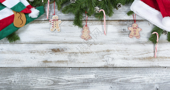 以固定的形式在生锈木上装饰圣诞传统品图片