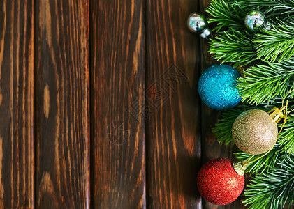 圣诞装饰在木制桌子上圣诞节背景图片