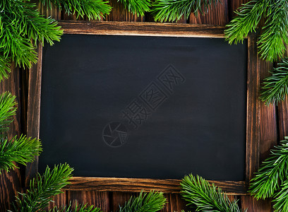 木背景上的圣诞树图片