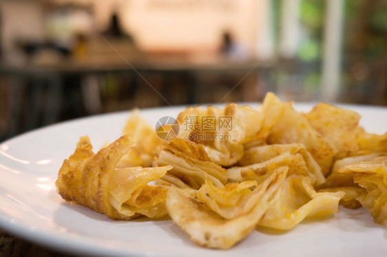 堆满的炸肉卷饼白盘上的印度面包加甜奶图片