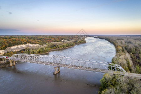密苏里河桥和洛切港附近的I70高速公路MOTaylorsLanding10月下旬空中观察图片