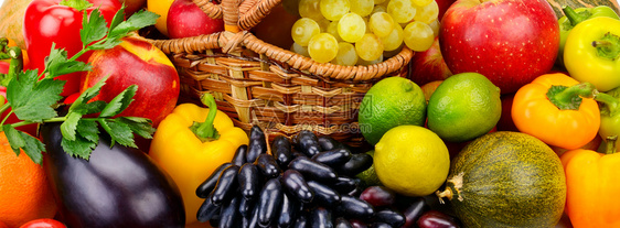 带新鲜水果和蔬菜的篮子顶层风景图片