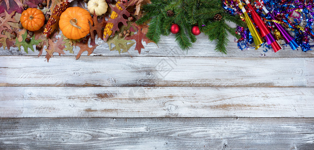在最高边界的生锈白木板上安装年终季节饰图片