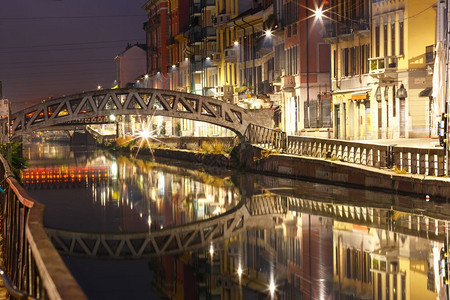 意大利伦巴迪亚米兰Grand河的NaviglioGrande运河意大利伦巴迪亚夜间穿越NaviglioGrande运河的桥梁米兰图片