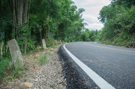 山林中的道路图片