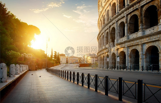 意大利罗马早晨阳光照耀时的巨集和公路图片