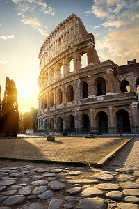 意大利早晨阳光下的罗马大巨曼石图片