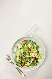 蔬菜沙拉春新鲜配有番茄洋葱黄瓜和橄榄油图片