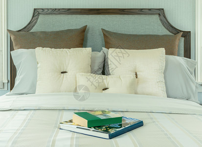 床上有白枕头的睡房内舒适图片