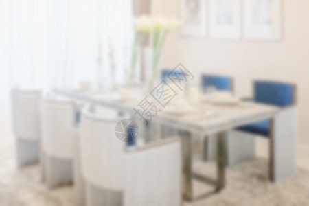 现代家庭餐桌和舒适椅子的模糊图像桌布优雅图片