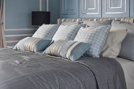 蓝色轻浪漫风格的卧室带有床铺的型式和纹理图片
