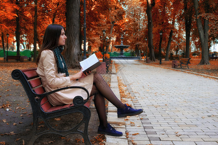 在公园里看书的女子图片