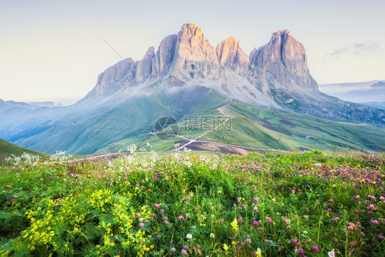 阿尔卑斯山夏季风景意大利阿尔卑斯多洛米特阿尔卑斯山图片