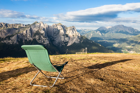 座椅在山上有的全景观图片