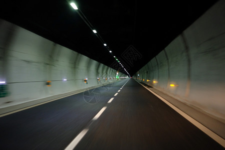 地下管线透过黑暗隧道的模糊移动背景