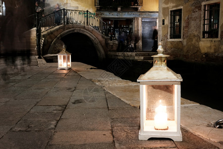 威尼斯黑暗的老街灯笼明图片