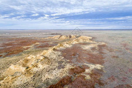 西堪萨斯大草原的岩层靠近纪念碑岩礁地标空中观视坠落风景图片