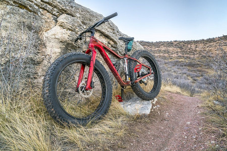 在科罗拉多州北部的肥自行车位于科罗拉多州北部图片