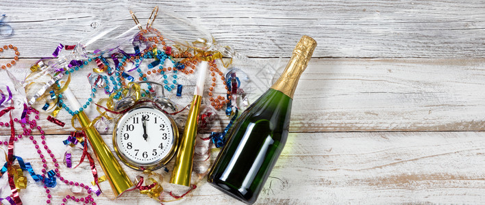 在午夜庆祝新年配有派对用品和香槟图片