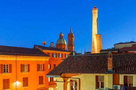 意大利博洛尼亚的著名两塔Asinelli和Garisenda两塔的空中景象两塔都是斜的象征着博洛尼亚和圣巴塞穆教堂和盖塔诺晚上蓝图片