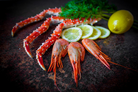 海食蟹腿和新鲜柠檬图片