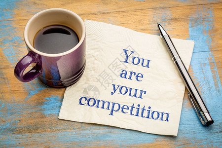 你是的竞争对手写在餐巾纸上加一杯咖啡图片