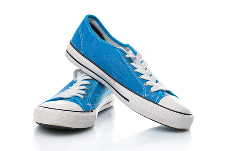 白色背景上孤立的蓝色运动鞋图片
