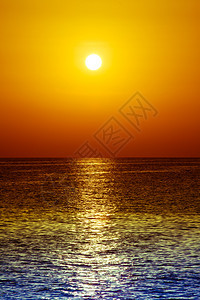 日落在海洋上滩天空美丽日落在阳光下图片