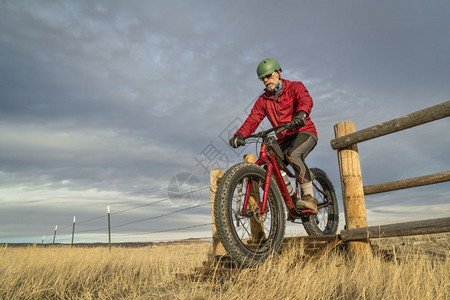 一名老年男子骑着一辆山地肥自行车骑着一辆山地肥自行车骑着在科罗拉多州北部Prairie自然区后秋天的SoapstonePrair图片