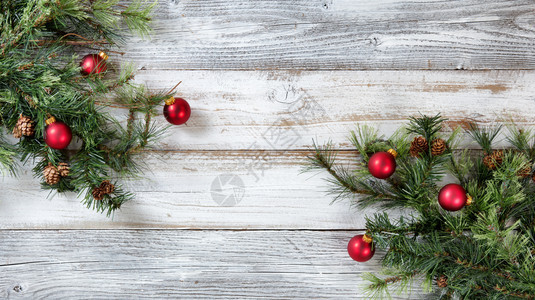 在天气白木背景上的圣诞Fir树图片