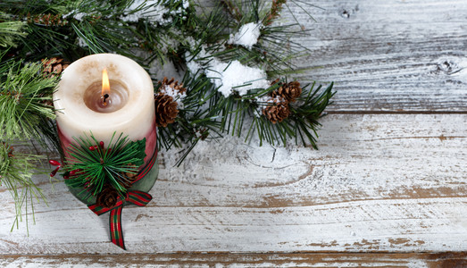 圣诞蜡烛装饰品生锈的白色木背景上粗糙的fir树枝图片