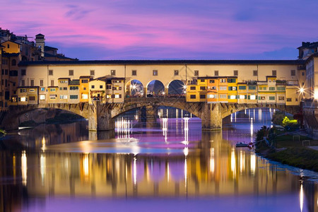 意大利佛罗伦萨的Arno河和PonteVecchio意大利托斯卡纳佛罗伦萨日落时的Arno河和著名的PonteVecchio桥图片
