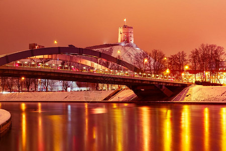 立陶宛格迪米纳斯塔和明道加斯大桥夜景图片