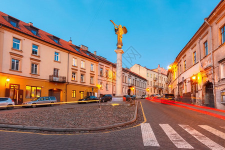 立陶宛维尔纽斯的乌祖皮独立UzupisAngel一个天使雕像在主广场吹喇叭是独立乌祖皮斯的象征晚上蓝色时段立陶宛维尔纽斯波罗的海图片