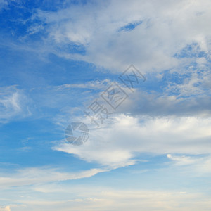 蓝光天空中的浅云背景图片