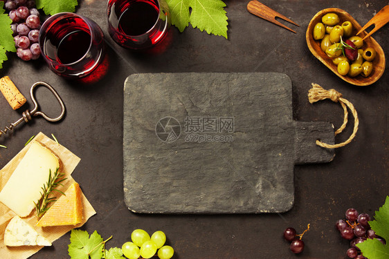 奶酪甲基橄榄黑和绿葡萄以及深底顶视复制空间的红葡萄酒杯图片