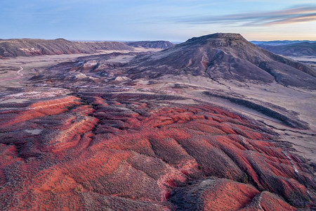 在科罗拉多北部的洛基山丘陵上黄昏红色沙石和峡谷空中观察图片