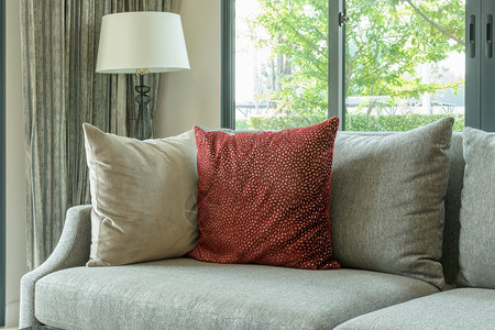 现代客厅灰沙发和装饰灯上有红色枕头图片
