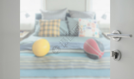 白门开向卧室床上装饰枕头和足球图片