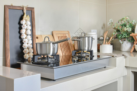 煤气炉灶上无不锈的锅炉现代厨房用百锡图片