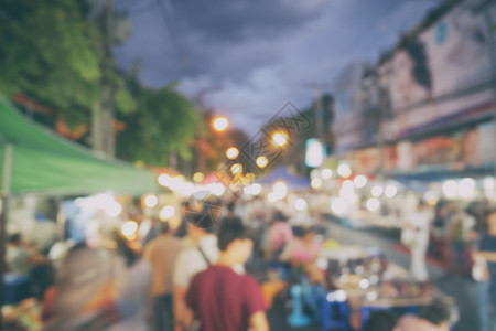 泰国Chiangmai夜市街上露天的拥挤人群图片